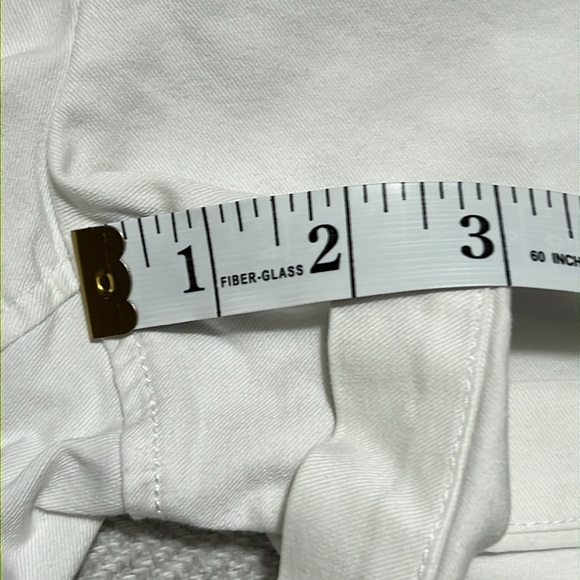 Saks Fifth Ave White Women's Shorts. Size 2 - Picture 6 of 10